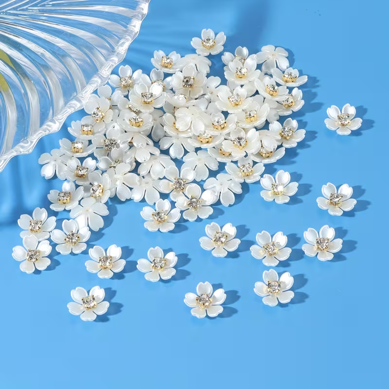 Jewelry Making For Adults - 50 eleganti fiori in plastica bianchi